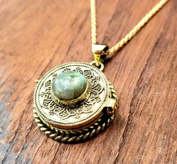 women’s short necklaces -Bohème Labradorite Locket Necklace